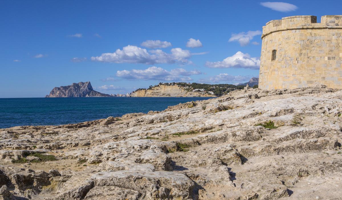 Un castillo con forma de pezuña de buey situado en la orilla del mar.