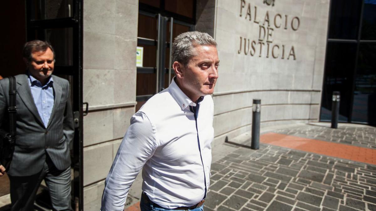 Willy García (arriba) y Paco Padrón, tras declarar en el Palacio de Justicia el 29 de julio de 2017. | | ANDRÉS GUTIÉRREZ