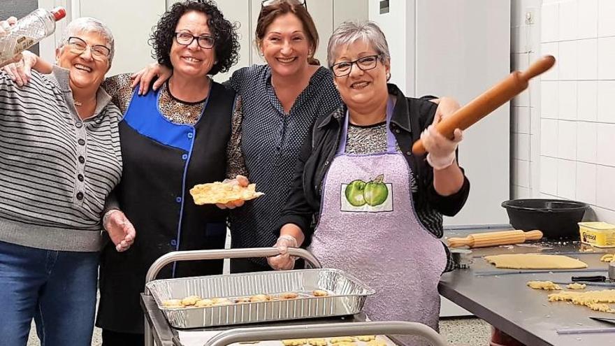 Voluntàries preparant la Galeta del Convent, aquesta tarda