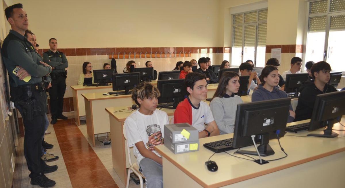 Alumnos escuchando las explicaciones y varios guardias civiles de la formación. | E. P.