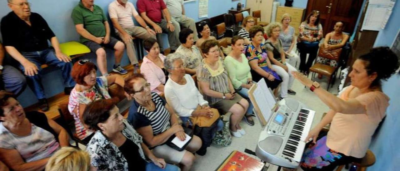 La coral Máximo Patiño ensayó ayer para sumarse al Vilaxoán Canta. // Iñaki Abella