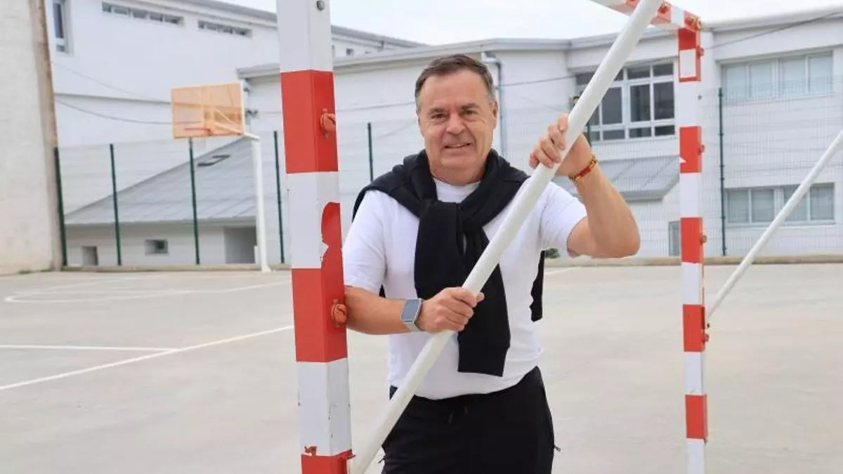 El Vázquez Taín menos mediático se jubila en Baiona tras 43 años de docencia