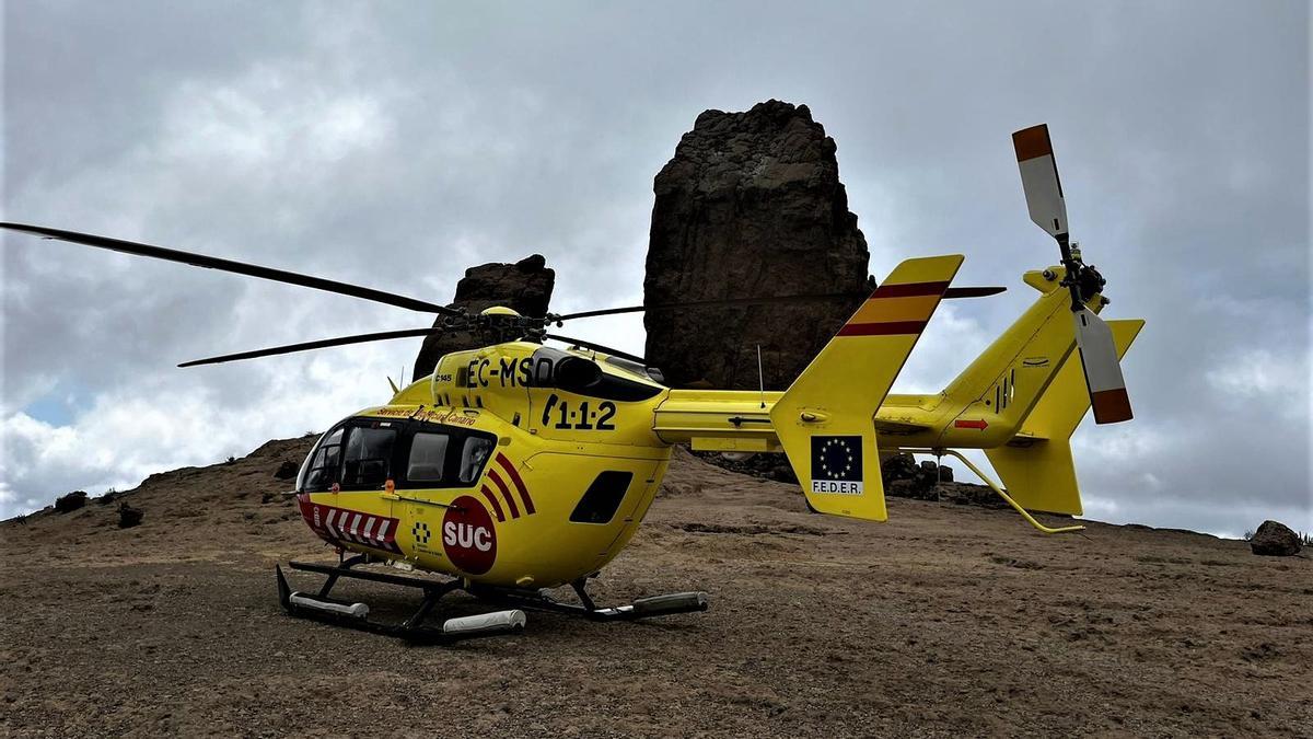 El helicóptero medicalizado del SUC en la base del Roque Nublo.