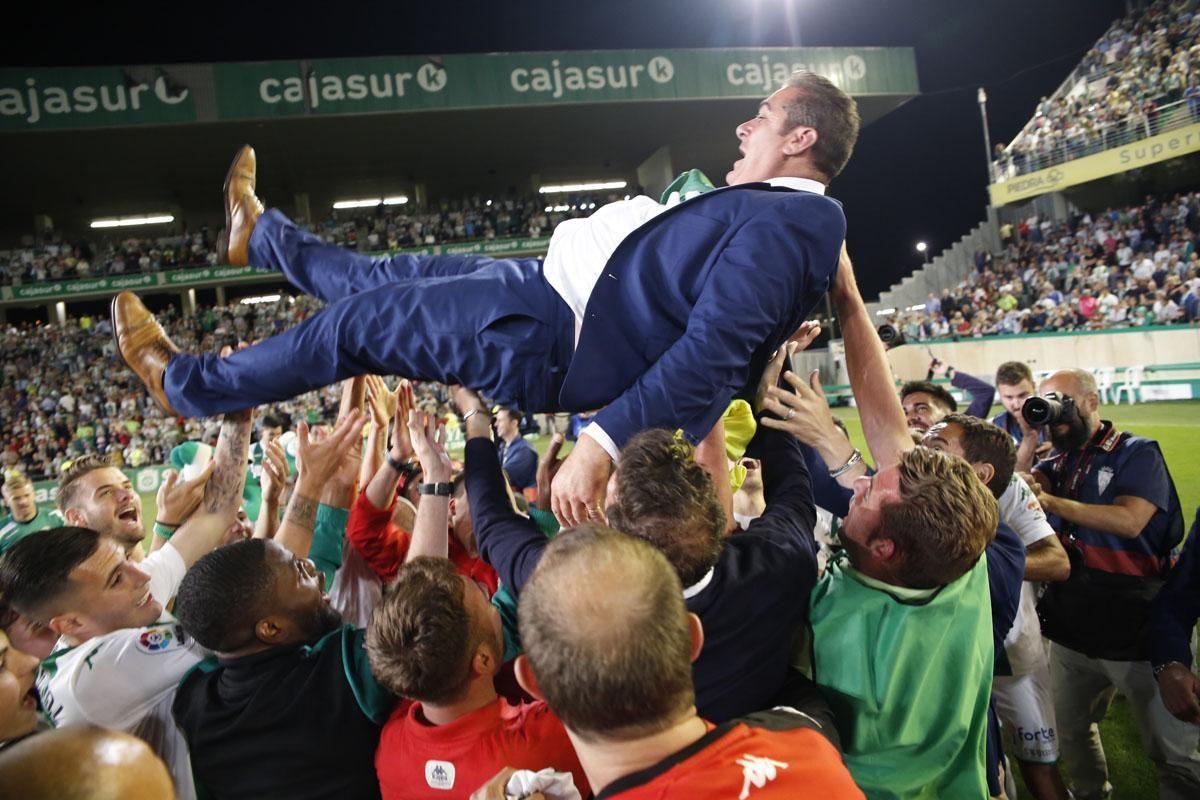 La plantilla blanquiverde de la 2017-2018 mantea a José Ramón Sandoval.