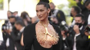 Bella Hadid, vestida de Schiaparelli, en Cannes.