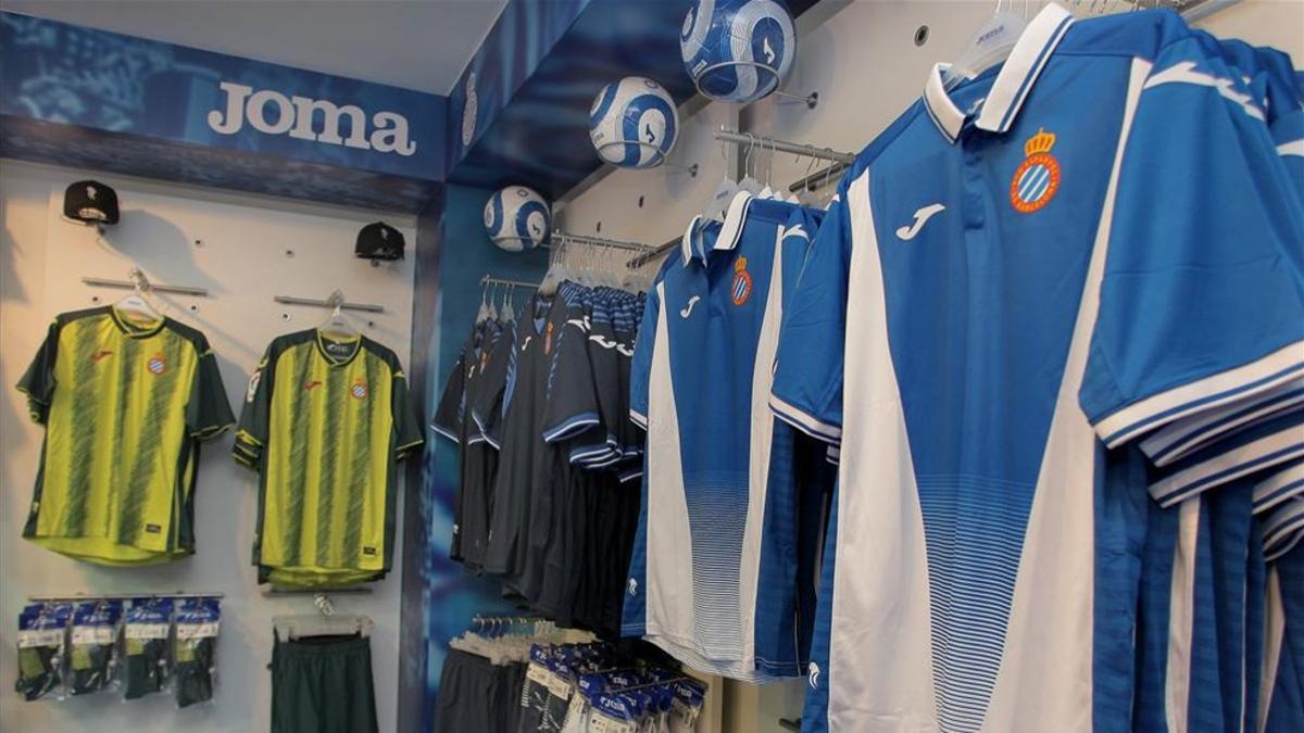 Las nuevas equipaciones del Espanyol se venden bien pese a la polémica que levantó