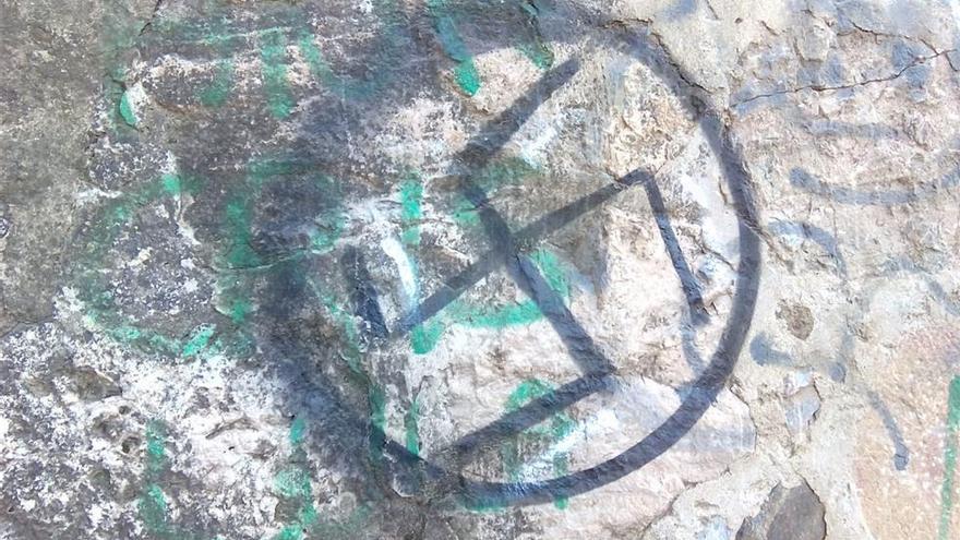 La Cívica denuncia pintadas nazis en la muralla abaluartada de Badajoz