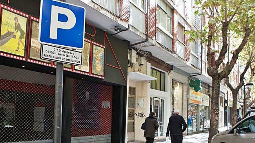 Señalización instalada en la calle de Víctor Gallego, frente a Multicines Zamora, de la zona de carga y descarga sobre la que se quejan los vecinos.