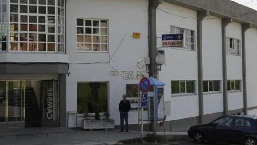 Vista de la entrada del centro de salud de Cambre.