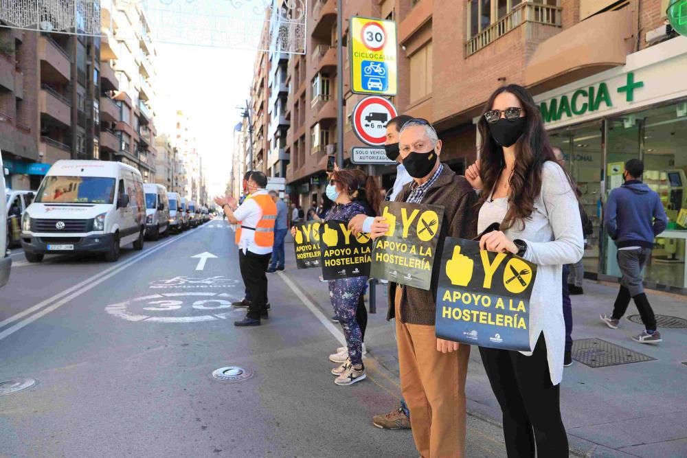 Hosteleros colapsan el centro de Lorca reclamando la apertura de sus negocios