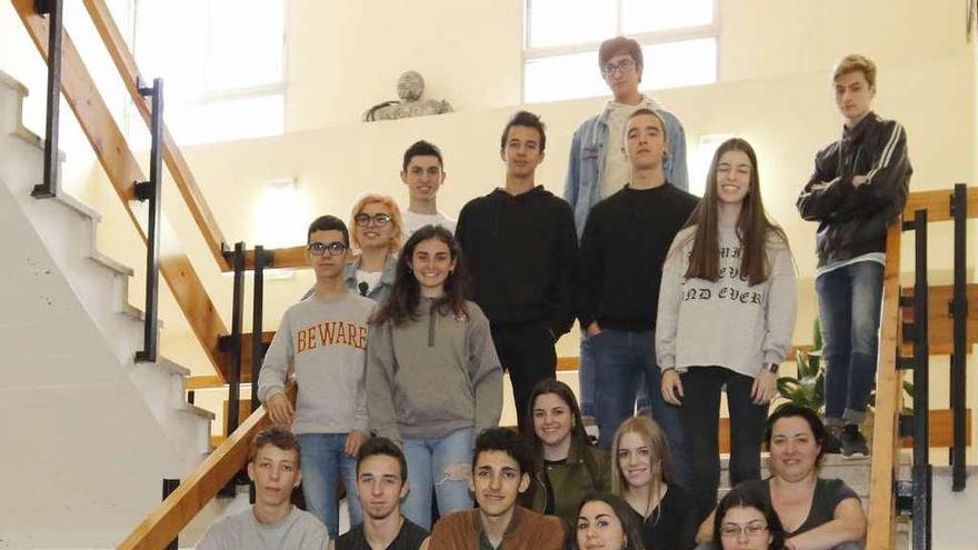 Los alumnos que realizaron los cortos ganadores y su profesora, ayer, en el IES Politécnico. // Alba Villar