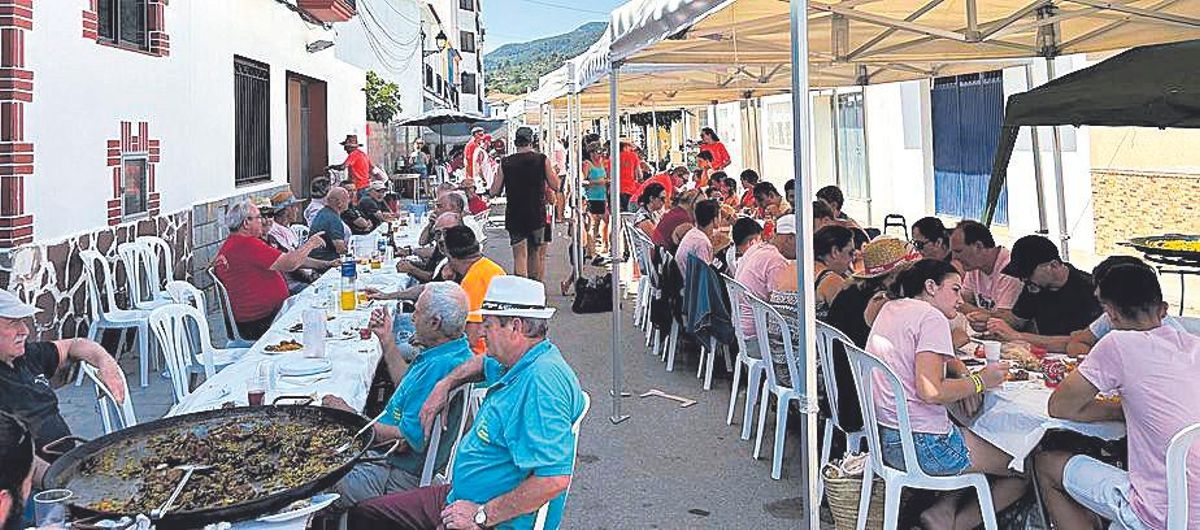Los vecinos y vecinas de Toga, en una jornada gastronómica de hermandad.