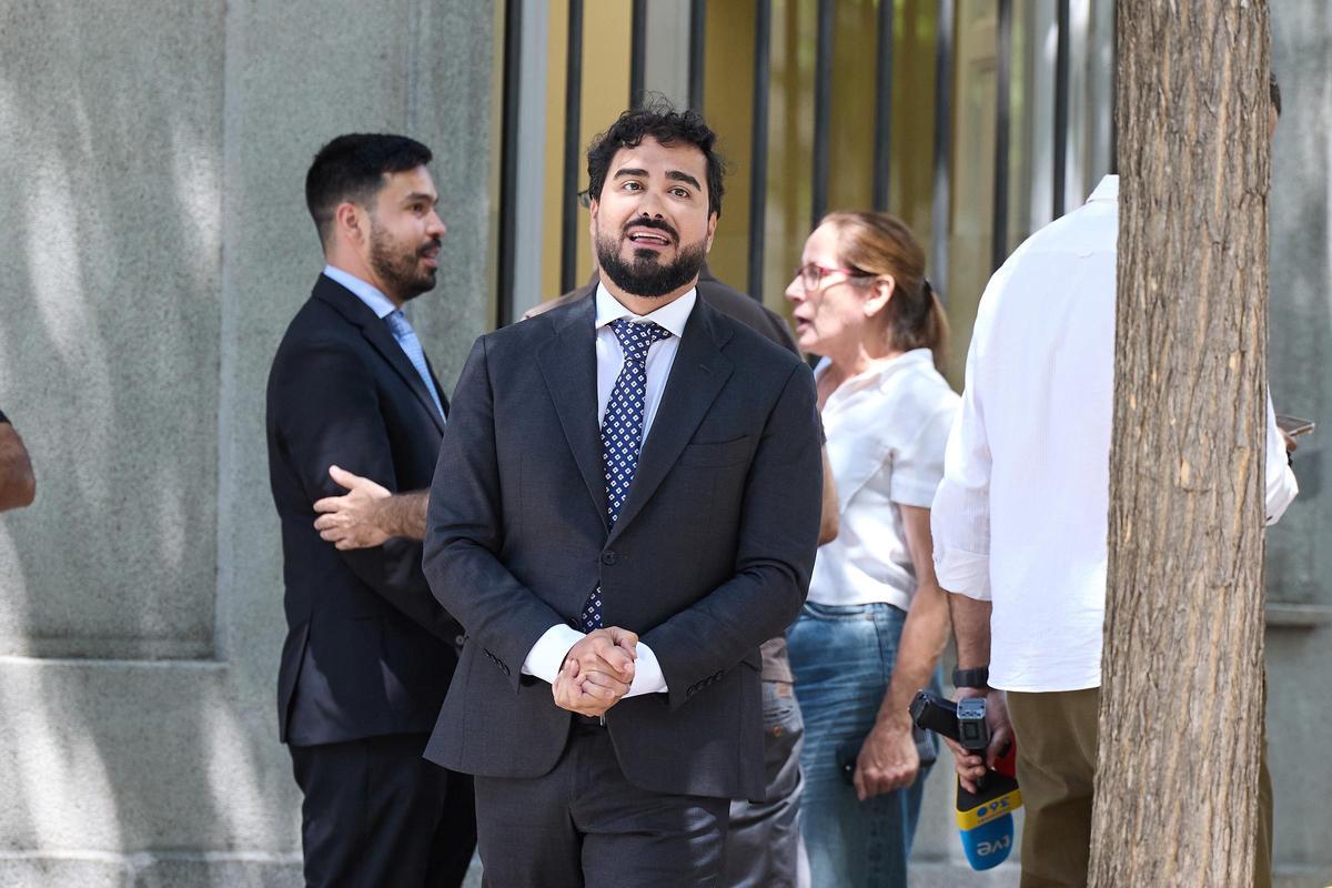 El líder de Se Acabó La Fiesta (SALF) y eurodiputado, Luis 'Alvise' Pérez, al salir de declarar en el Tribunal Supremo, a 11 de julio de 2025, en Madrid (España).