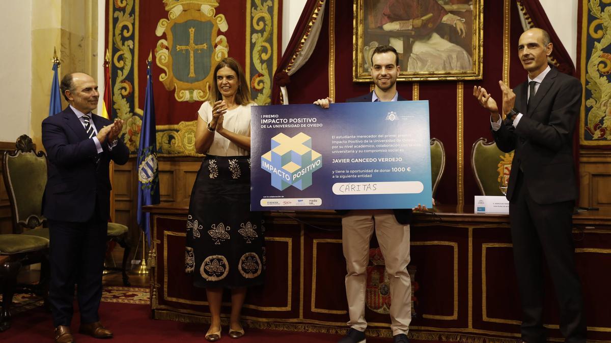 Entrega premio impacto positivo en Oviedo