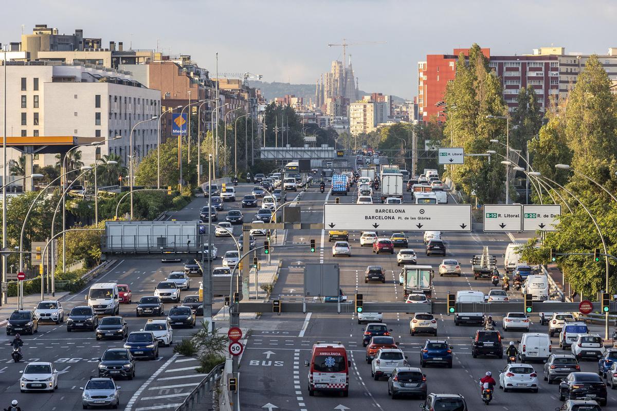 Coches entrando y saliendo de Barcelona por la Meridiana, este martes