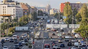 Coches entrando y saliendo de Barcelona por la Meridiana, este martes