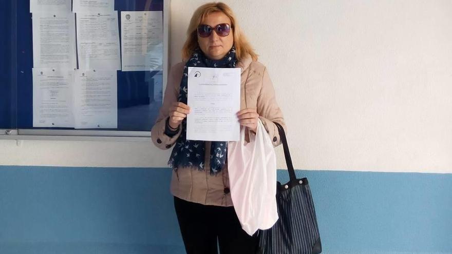 Ana Elvira Escamez, del Grupo Animalista de la Región de Murcia, entrega las firmas.