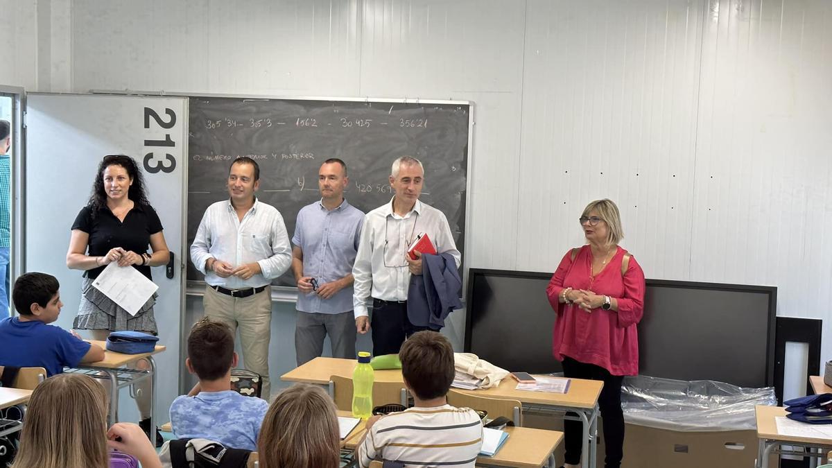 Visita a una de las aulas prefabricadas en el instituto de Gran Alacant