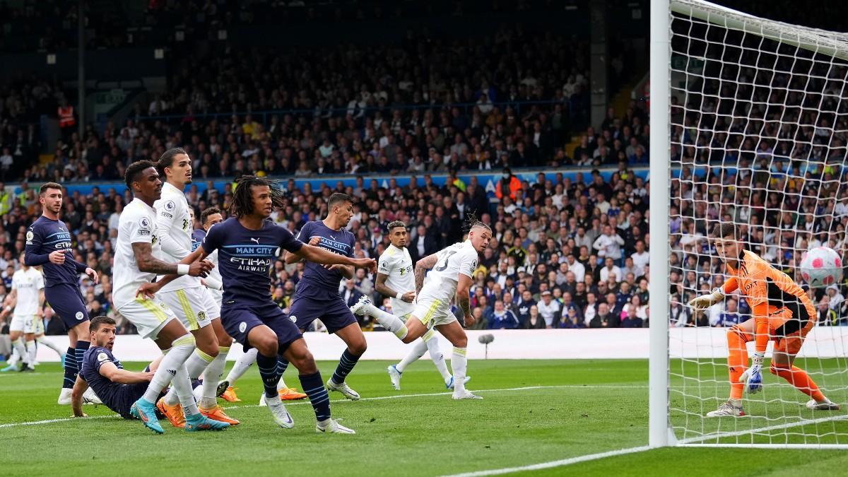 Rodri y Aké marcaron a balón parado ante el Leeds