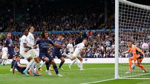 Rodri y Aké marcaron a balón parado ante el Leeds