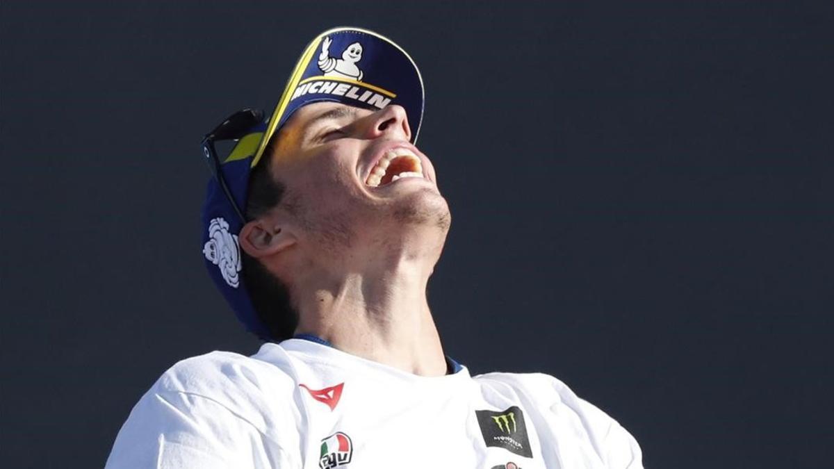 Joan Mir mira al cielo celebrando su gran éxito, hoy, en Valencia.