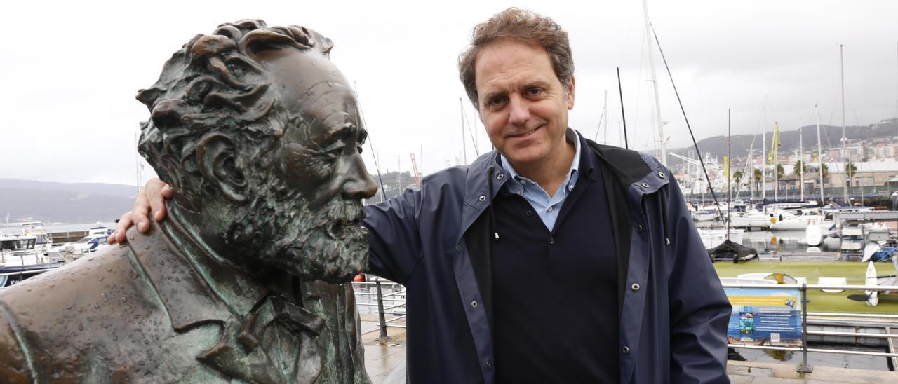 El escritor Domingo Villar, en 2019, ante la estatua de Julio Verne de As Avenidas