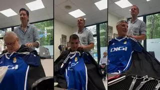 La peluquería de Gijón que no se corta un pelo con el Real Oviedo: les pone a sus clientes la camiseta del club azul y esta es la reacción