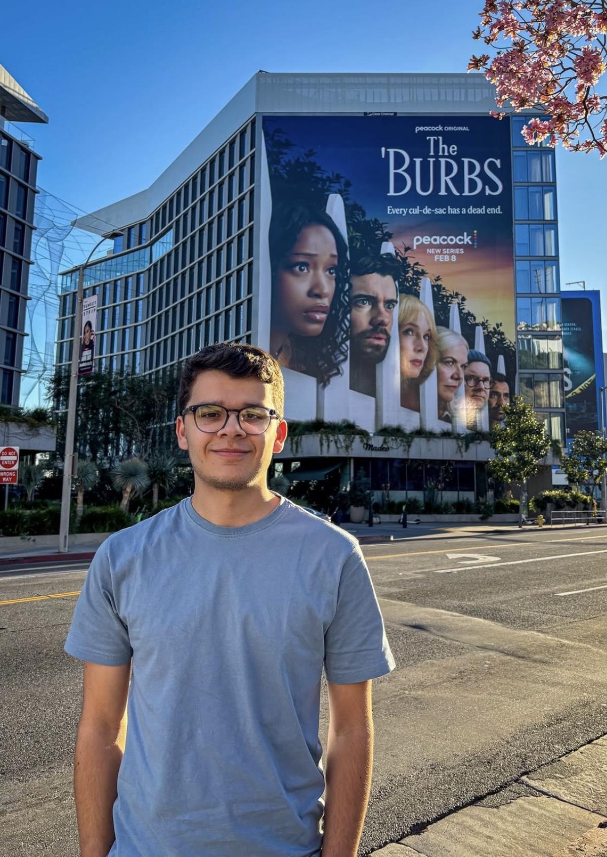 Sergio de Miguel, en Los Ángeles, ante el cartel de la serie para la que ha compuesto música.