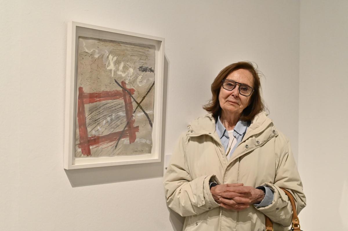 Pilar Urbano, este martes con su obra 'También rojo', que ha sido elegida portada del catálogo de esta edición.