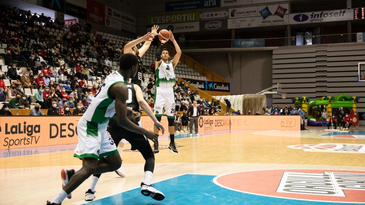 Duje Dukan lanza desde lejos.