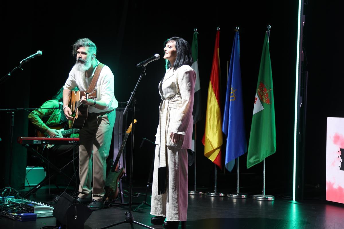 Albertinny y Nazaret durante la interpretación del himno de Extremadura.