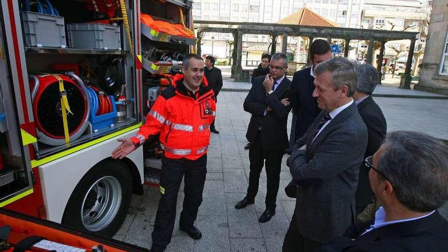 Failde dirigiéndose a las autoridades en la entrega de un camión a Emerxencias, en 2016. // Bernabé/Cris M.V.