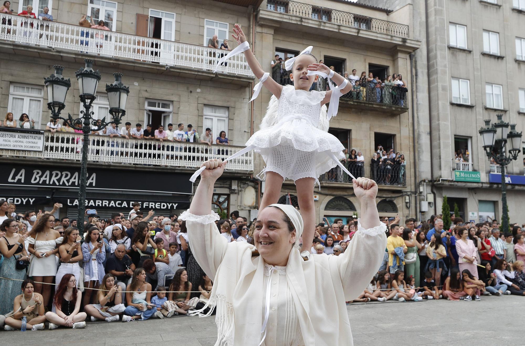 Redondela, cubierta por sus alfombras de flores