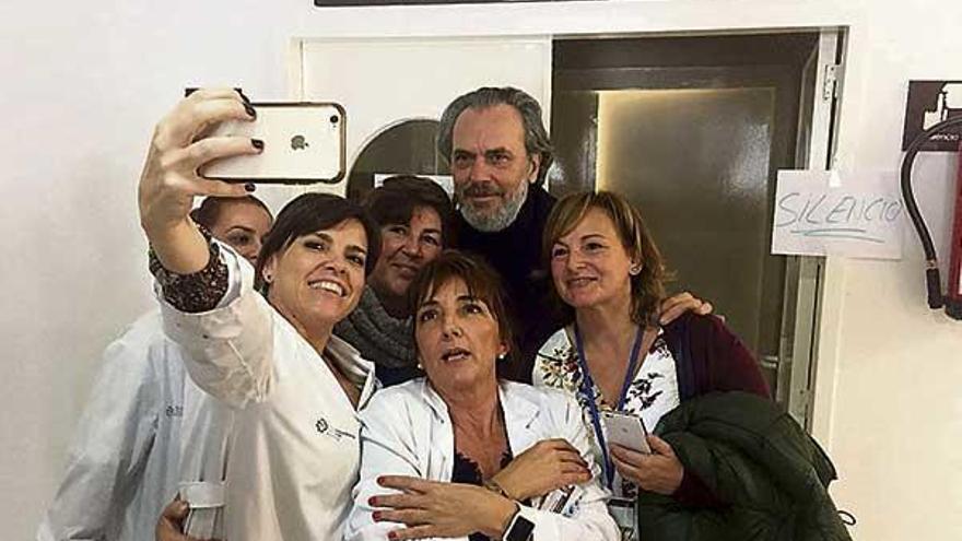 Trabajadoras del Meixoeiro se sacan un ´selfie´ con Coronad.  // FdV y Marta G. Brea