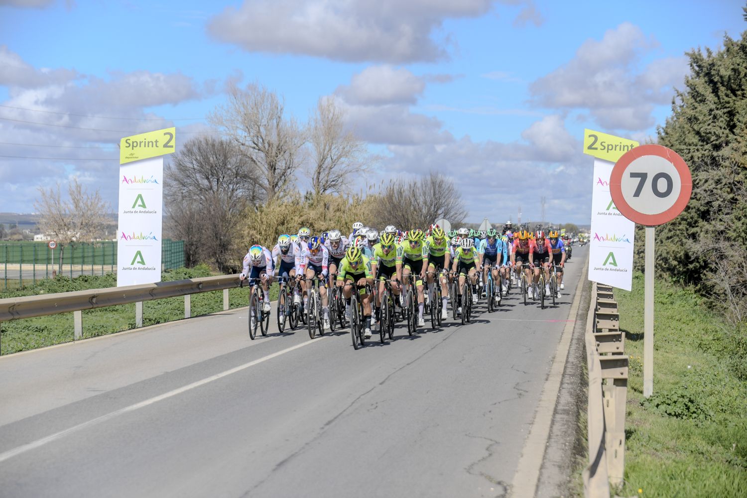 La salida de la etapa de Córdoba de la Vuelta a Andalucía en imágenes