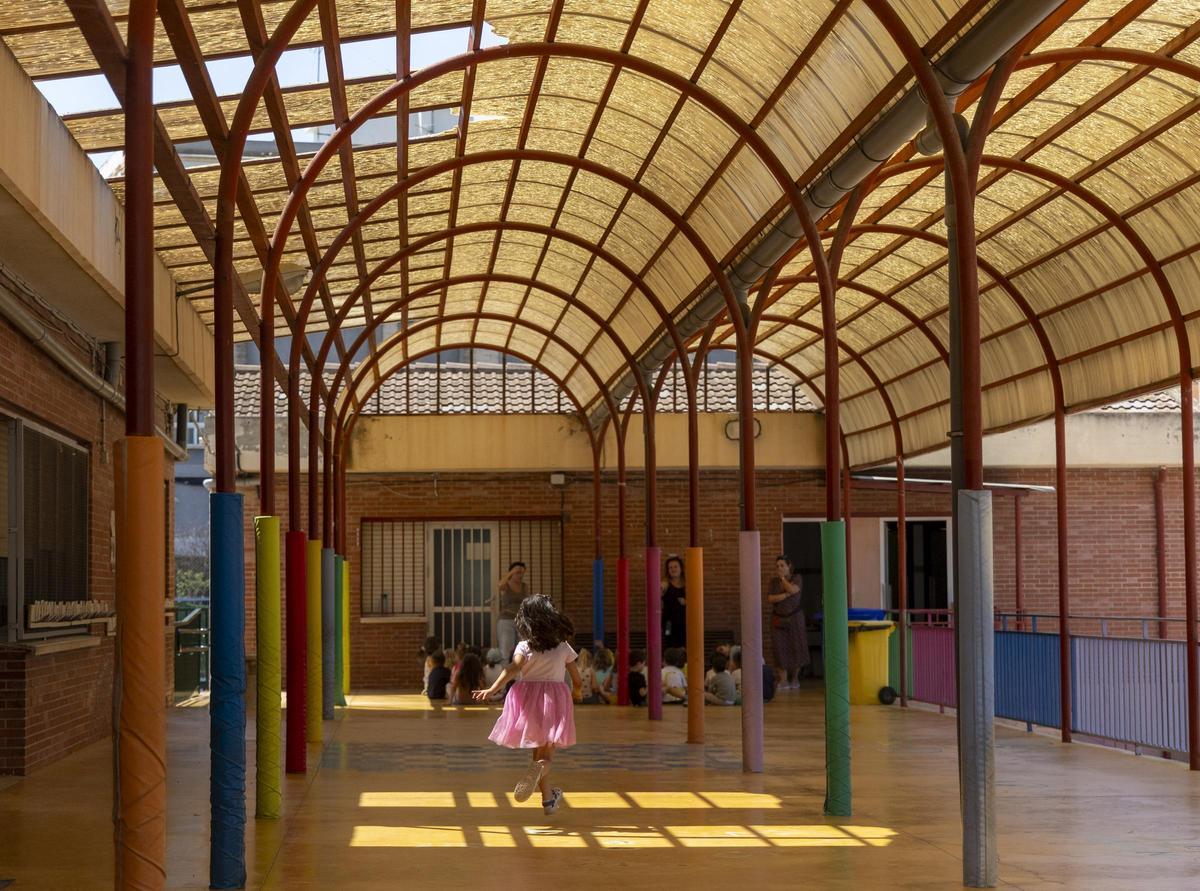 Agujeros en el sombraje del patio del pabellón infantil del CEIP San Blas de Alicante.