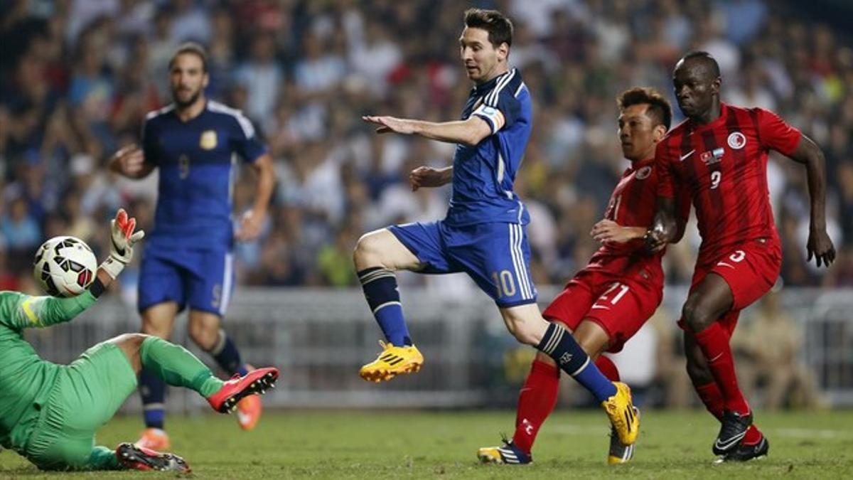Leo Messi se dispone a marcar, en el amistoso de Argentina frente a Hong Kong