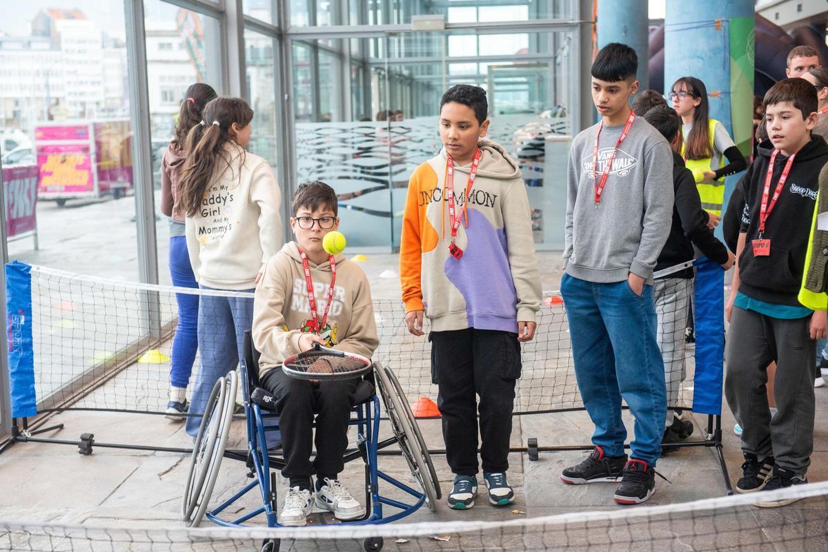 Enki reúne a 500 estudiantes de 14 centros de A Coruña para conocer el deporte inclusivo