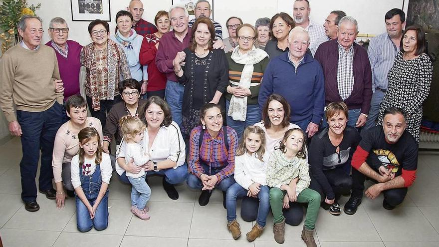 Pape Riveiro y su mujer (en el centro con camisa granate y blusa negra), entre los hermanos, los primos y los amigos de Pepe. // Bernabé /J.C.A.