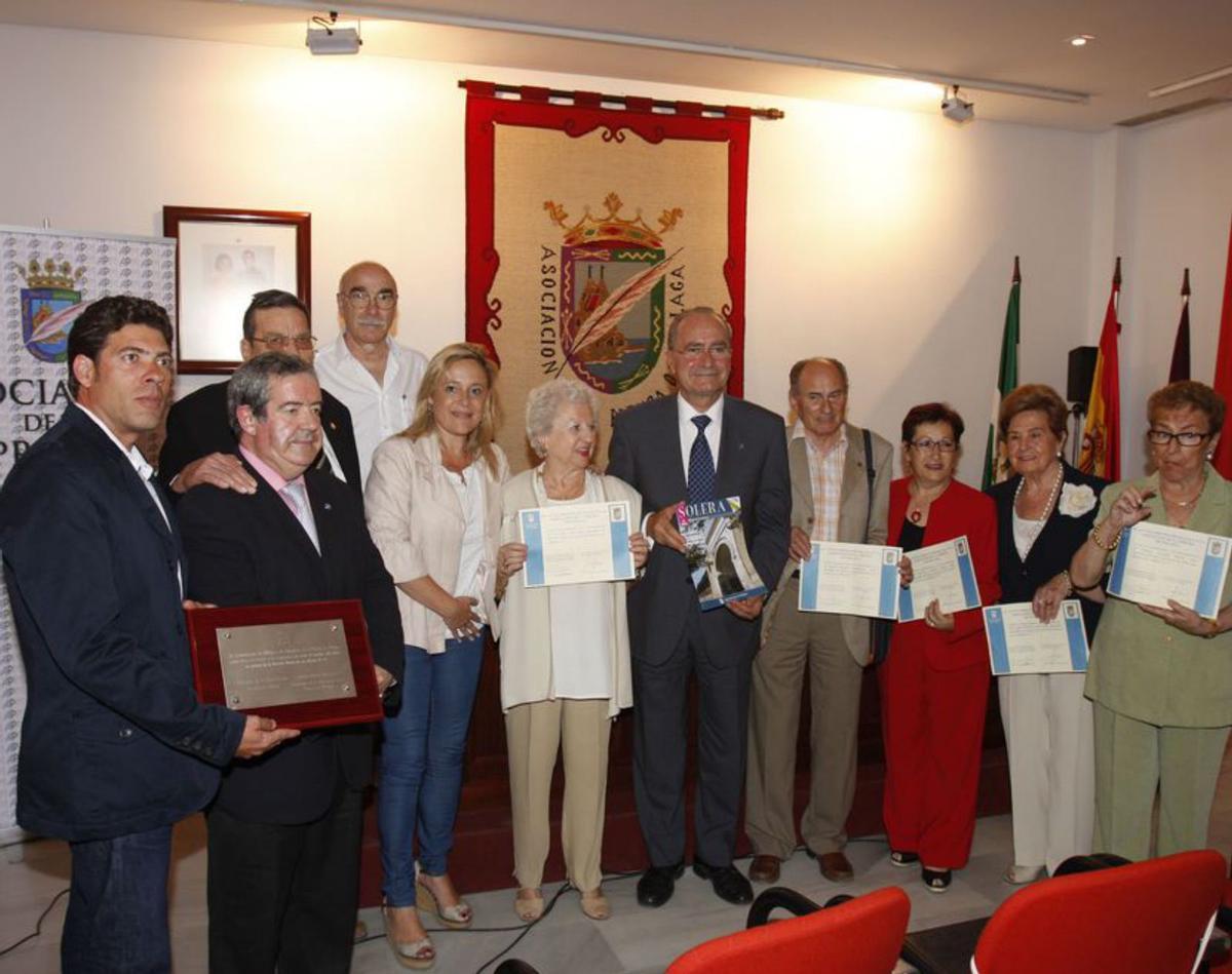 El alcalde, con miembros de la Revista Solera.