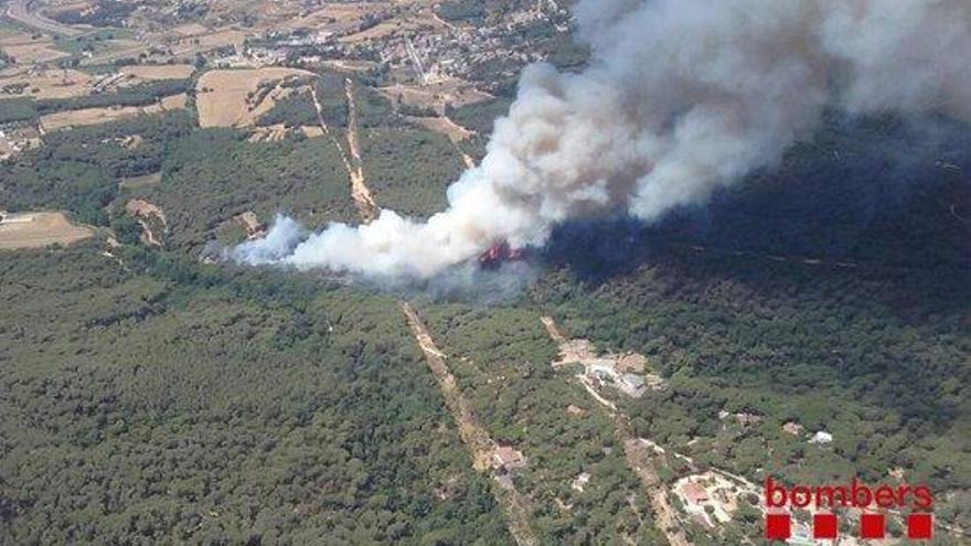 Els Bombers donen per controlat l&#039;incendi forestal de Blanes