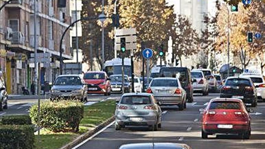 Varios vehículos circulan por Zamora.