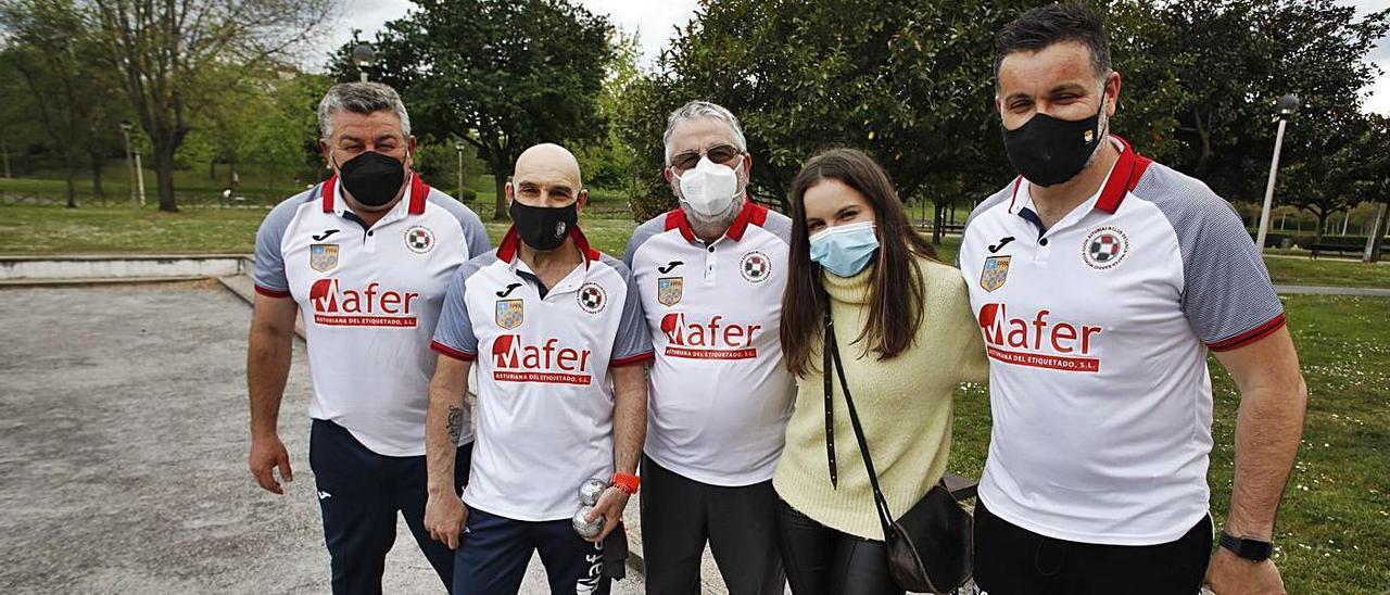 Por la izquierda, José Antonio Huerta, Pedro Amuchastegui, Amador García, Eva Coronas y Álex Fernández, en el parque de Moreda, donde entrenan a la petanca.