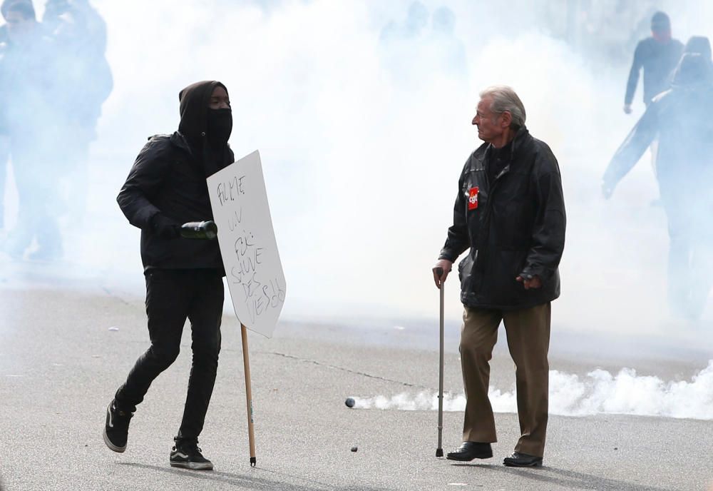 Miles de trabajadores y estudiantes volvieron a protestar en Francia contra la reforma laboral del Gobierno socialista, en una jornada que se saldó con perturbaciones en los transportes y altercados e