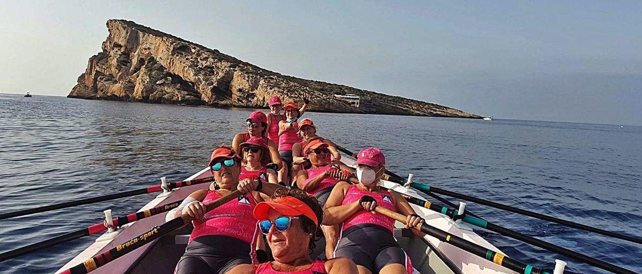 Algunas de las integrantes del proyecto «Anémona a golpe de remo», durante uno de los entrenamientos frente a la isla de Benidorm.