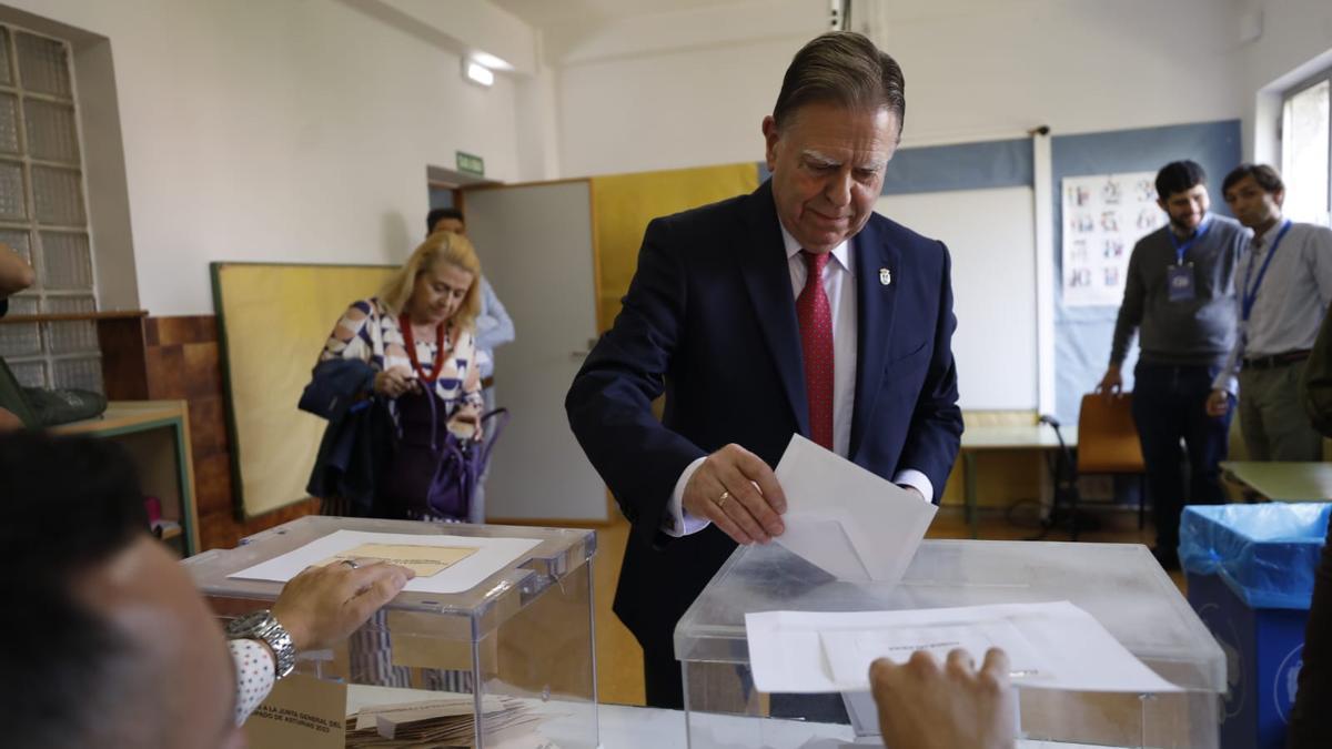 Los candidatos a la alcaldía de Oviedo, muy madrugadores, llaman a la participación