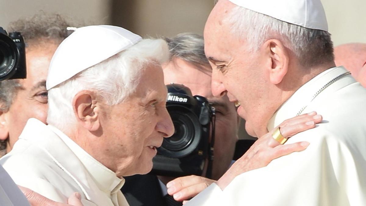 Francisco expresa su &quot;gratitud&quot; a Benedicto XVI tras su fallecimiento.
