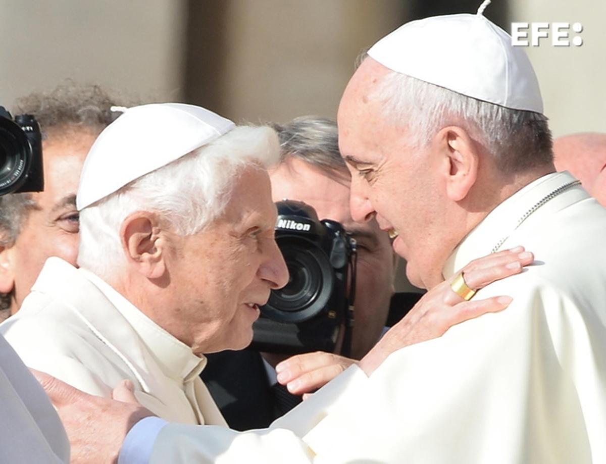 Francisco expresa su "gratitud" a Benedicto XVI tras su fallecimiento.