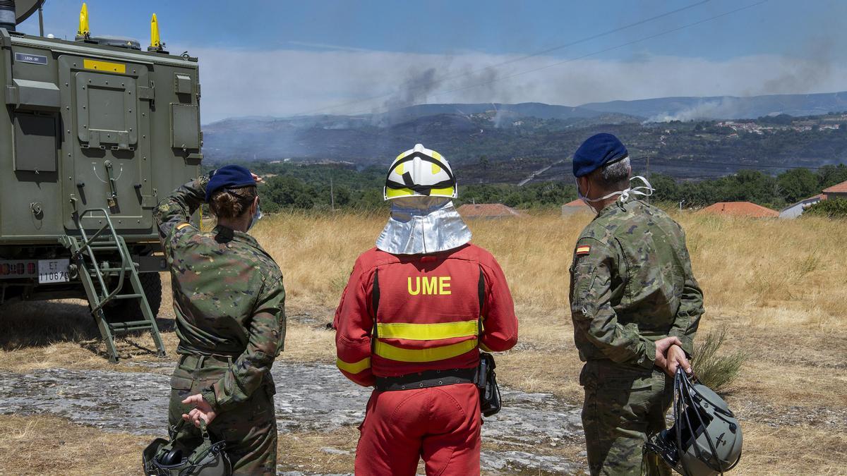 Efectivos de la UME en un incendio en Monterrei (Ourense).
