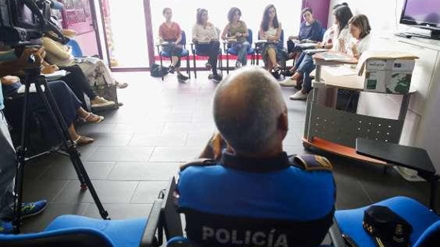 Participantes, ayer, en la reunión organizada por Igualdad contra las agresiones sexistas.